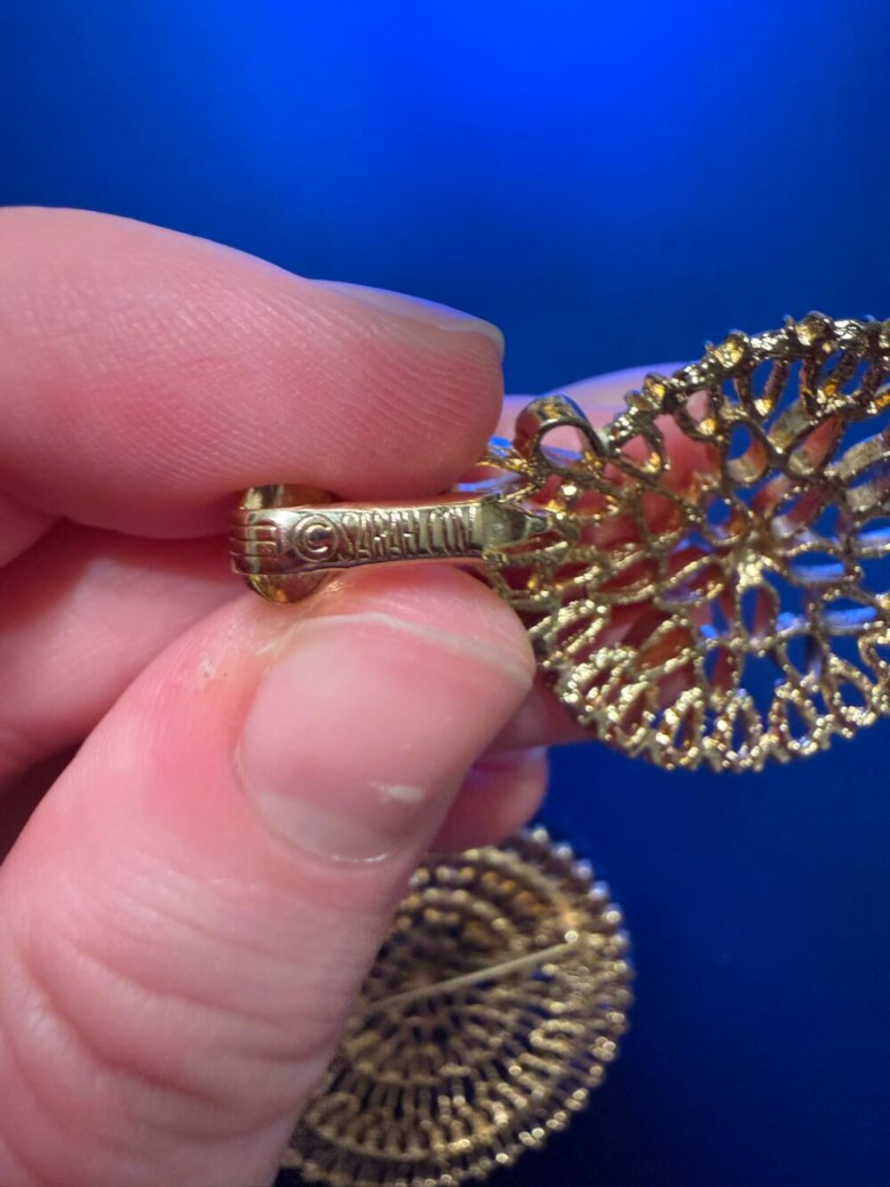 Vintage Fully Signed Sarah Coventry Gold Wire Filigree Mandala Brooch & Earring - Picture 3 of 3
